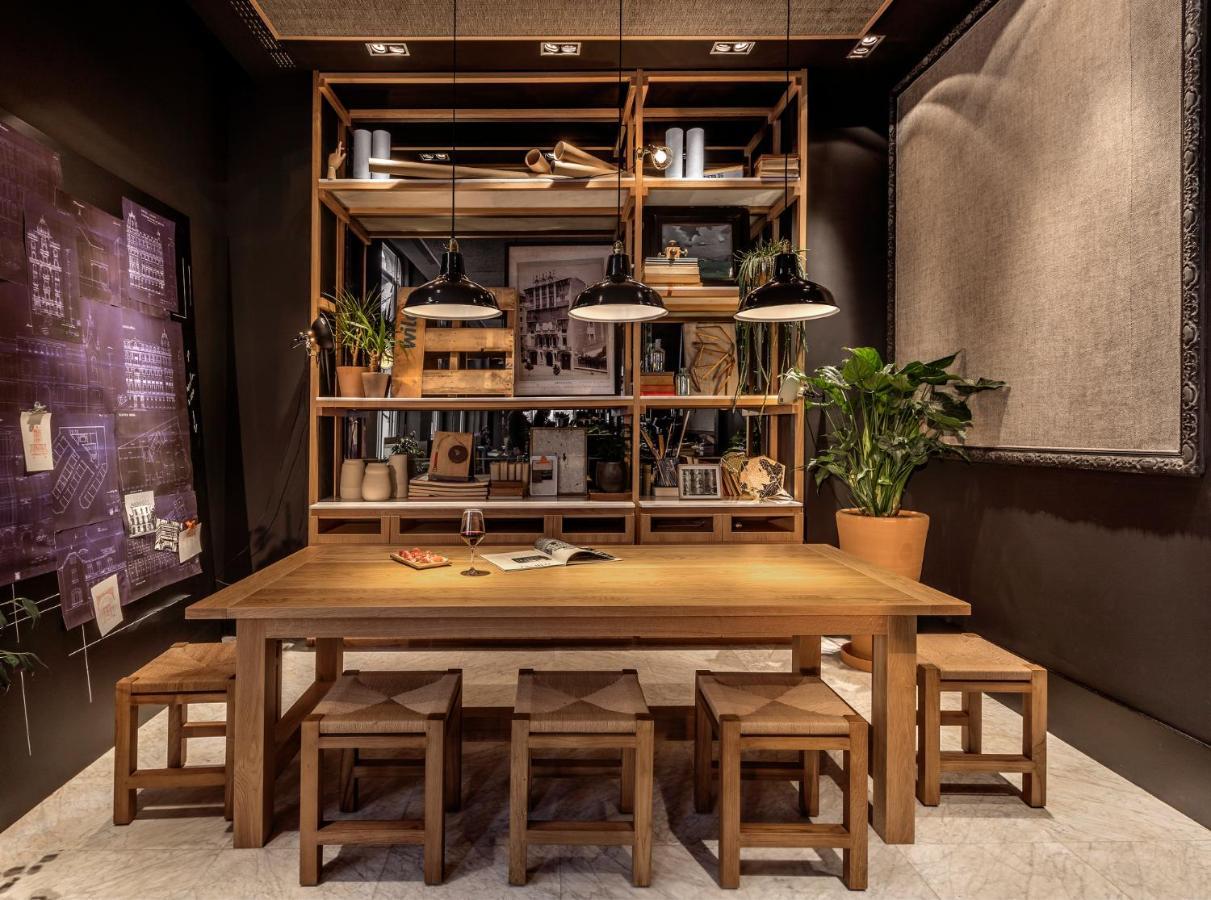 Hotel Casa Sagnier Barcelona Exterior foto The interior of a Starbucks Reserve store